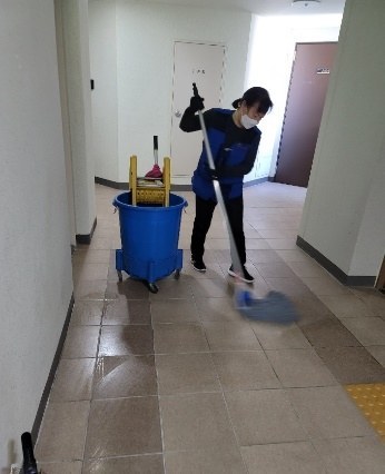 공동주택 복도 청소 작업